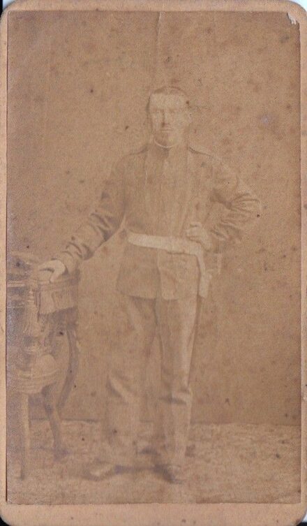 47-1087 cca 1900 Katona egészalakos képe vizitkártya méretben, 11x7 cm