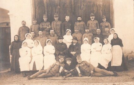 47-1090 cca 1916 Katonakorházi csoportkép (valószinüleg egy tanya tulajdonosaival) 15x10cm