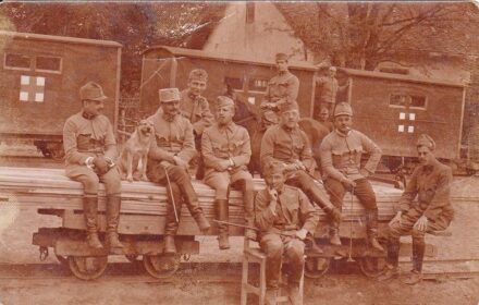 47-1091 1916 Pihenő tisztek csoportja korházi vagonok előtt 15x10cm