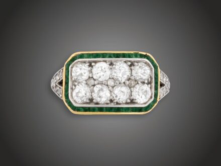 Gyűrű, 375 au, 20 bril. cca. 1,15 ct, 3 gyém. cca. 0,05 ct, smaragd, 3,8 g