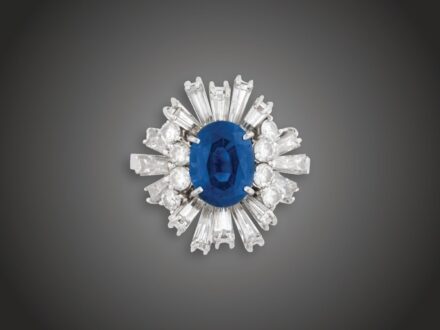 Gyűrű, 750 au, 1 zafír cca. 1,90 ct, 24 bril. cca. 2,12 ct, 5,6 g