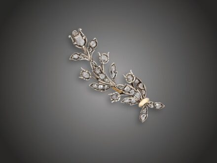 Melltű, fém 33 gyémánt cca. 1,0 ct, 8,6 g