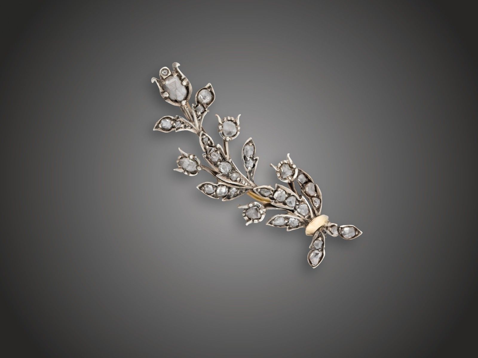 Melltű, fém 33 gyémánt cca. 1,0 ct, 8,6 g