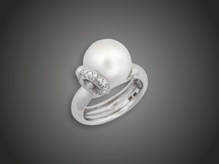 Gyűrű, 750 au, 1 t. gyöngy, 37 bril. cca. 0,17 ct, 11,5 g