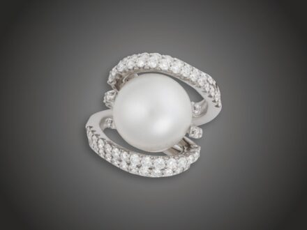 Gyűrű, 750 au, 1 t. gyöngy, 66 bril. cca. 1,32 ct, 13,4 g