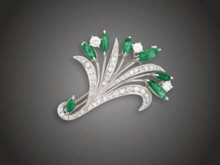 Melltű, 585 au, 7 smaragd cca. 1,80 ct, 47 bril. cca. 1,65 ct, 8,1 g,
