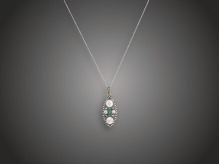Lánc, függő, 900 pt, 800 ag, 4 bril. cca. 2,20 ct, 44 gyém. cca. 0,40 ct, 1 smaragd,  5,6 g