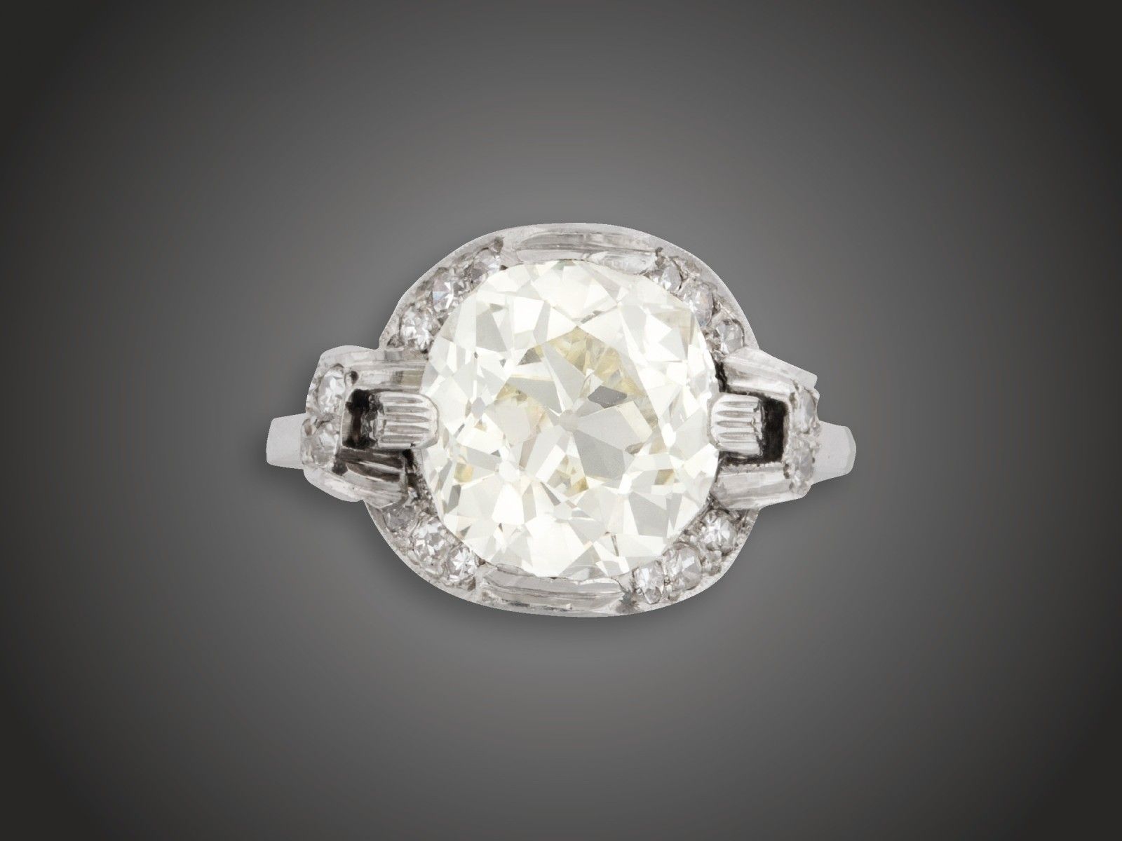 Gyűrű, 950pt, 1bril. cca. 5,0 ct, 20 bril. cca. 0,40 ct, 7,2 g