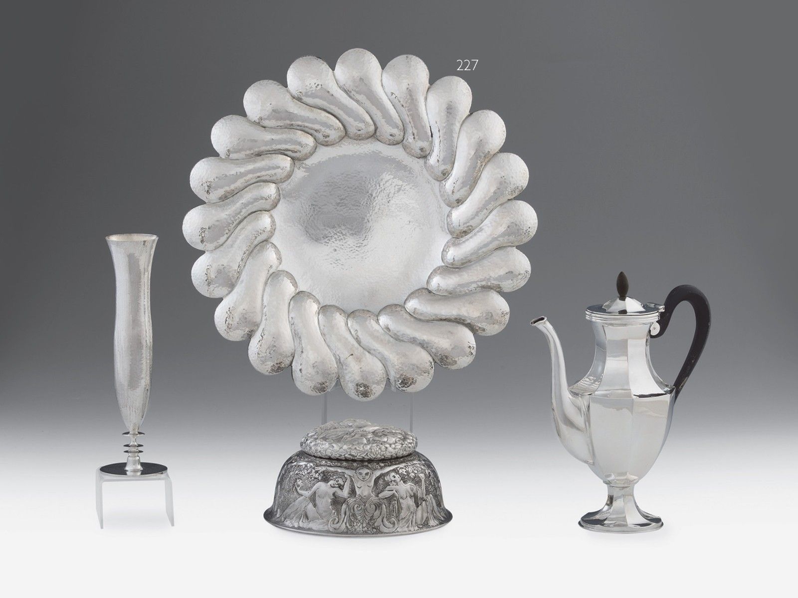 Pesti art deco gyümöcskínáló, ezüst, 991 g.