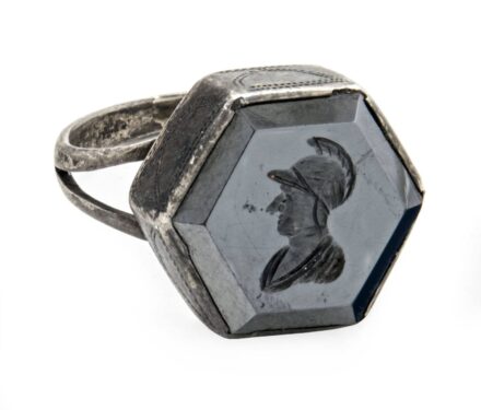 Gyűrű intaglio-val