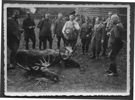49-47 cca 1940. Herman Göring (1893-1946) birodalmi marsal, Hitler helyettese, a német légierő paranncsnoka, Porosz miniszterelnök fényképe vadászat után! 12x8.5cm EREDETI!!!