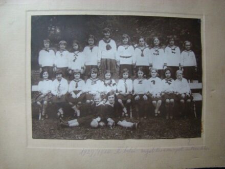49-831 1930. Iskolai csoportkép, kartonra ragasztva 35x24,5 cm