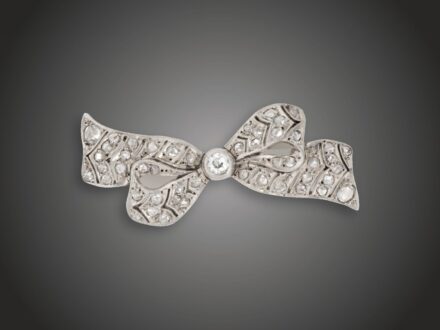 Melltű, 580 au, 1 bril. cca. 0,15 ct, 49 gyém. cca. 0,50 ct, 6,0 g