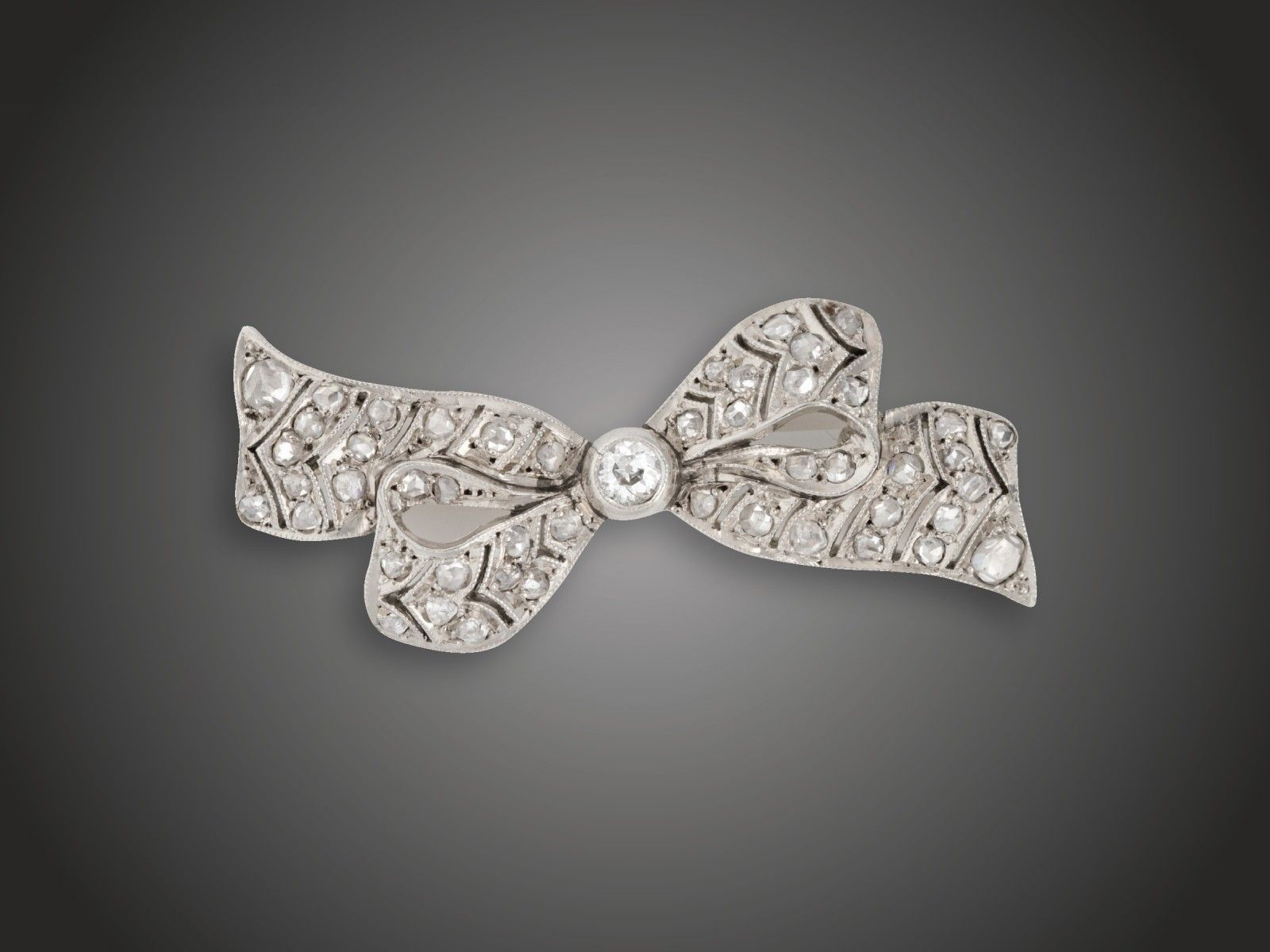 Melltű, 580 au, 1 bril. cca. 0,15 ct, 49 gyém. cca. 0,50 ct, 6,0 g