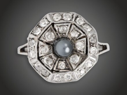 Gyűrű, 950 pt, 1 t. gyöngy, 24 bril. cca. 0,60 ct, 3,9 g