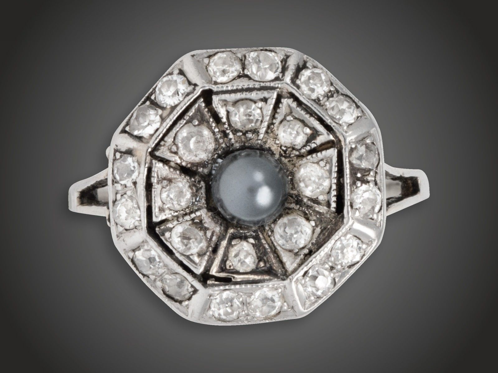 Gyűrű, 950 pt, 1 t. gyöngy, 24 bril. cca. 0,60 ct, 3,9 g