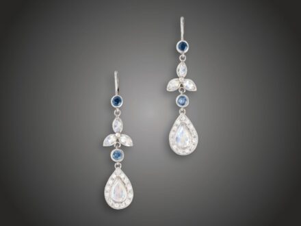 Fülbevaló, 585 au, 4 zafír cca. 0,80 ct, 8 holdkő, 26 bril. cca. 0,80 ct, 8,9 g