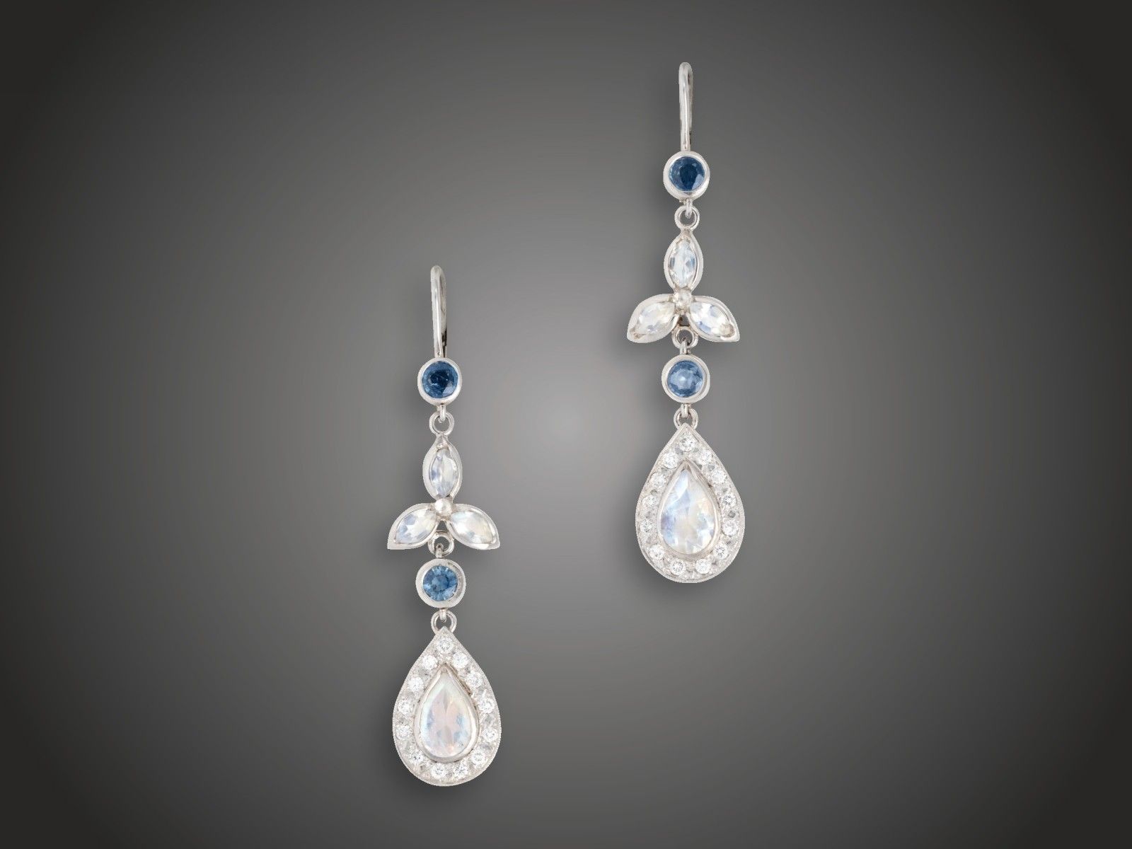 Fülbevaló, 585 au, 4 zafír cca. 0,80 ct, 8 holdkő, 26 bril. cca. 0,80 ct, 8,9 g