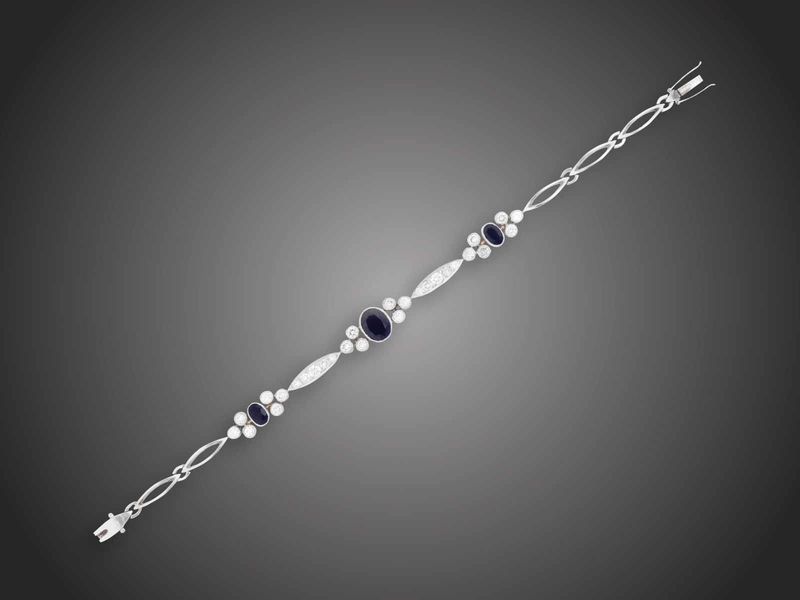 Karkötő, 585 au, 3 zafír 3,74 ct, 28 bril. 2,23 ct, 13,3 g