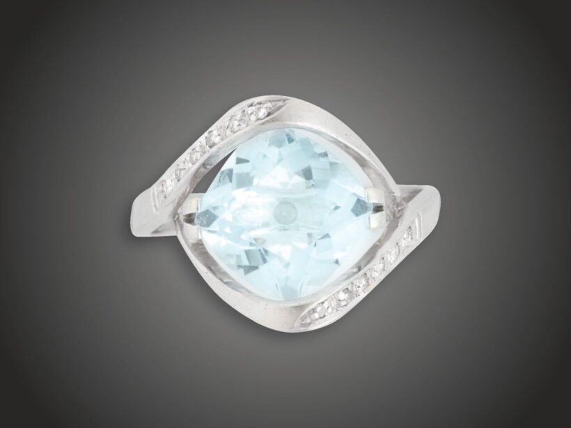 Gyűrű, 750 au, 1 topáz, 12 bril. cca. 0,08 ct, 5,2 g 