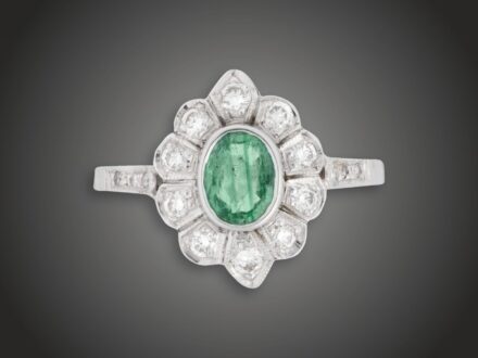 Gyűrű, 585 au, 1 smaragd cca. 1,0 ct, 16 bril. cca. 0,40 ct, 3,9 g 