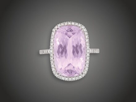 Gyűrű, 750 au, 1 kunzit cca. 20,0 ct, 132 bril. cca. 0,60 ct, 10,7 g 