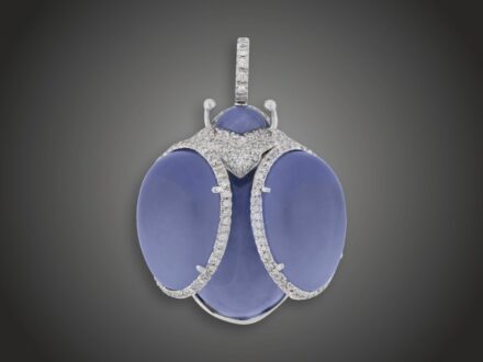 Függő, 750 au, 5 kalcedon, 180 bril. cca. 1,20 ct, 26,4 g 
