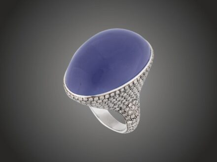 Gyűrű, 750 au, kalcedon cca. 50,0 ct, 351 bril. cca. 3,50 ct, 26,9 g 