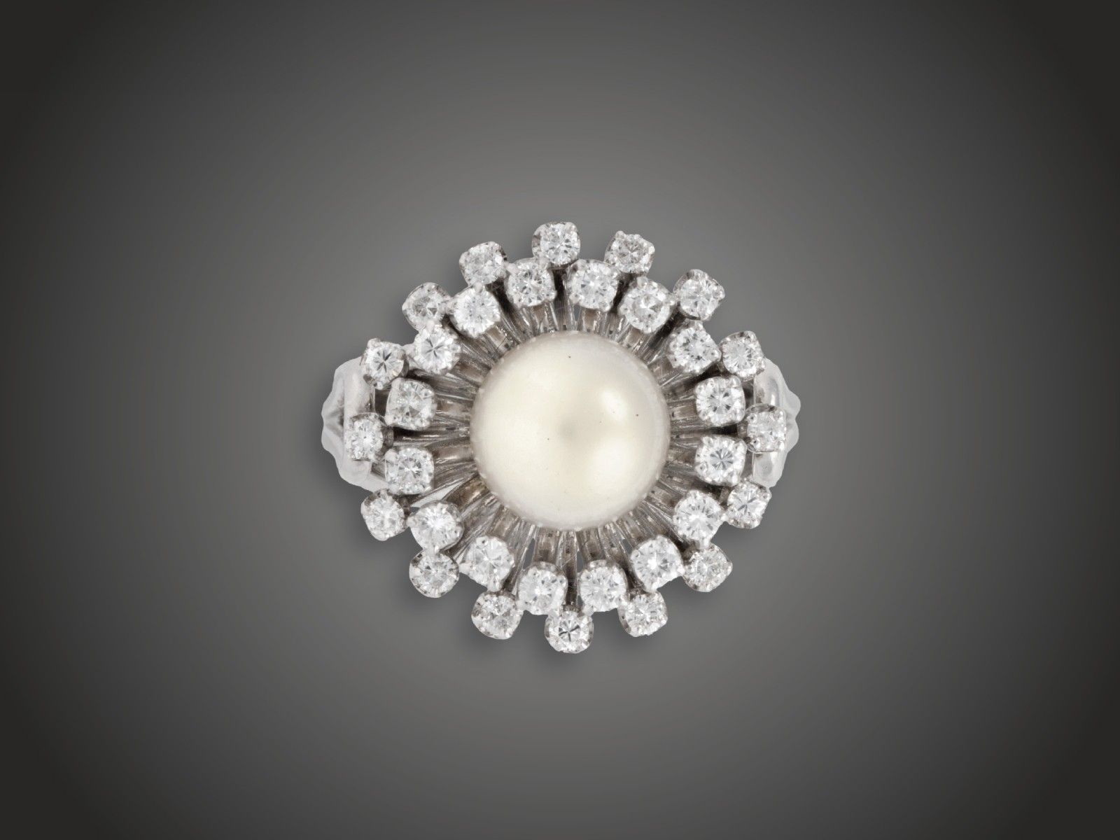 Gyűrű, 375 au, 1 t. gyöngy, 32 bril. cca. 0,60 ct, 10,7 g