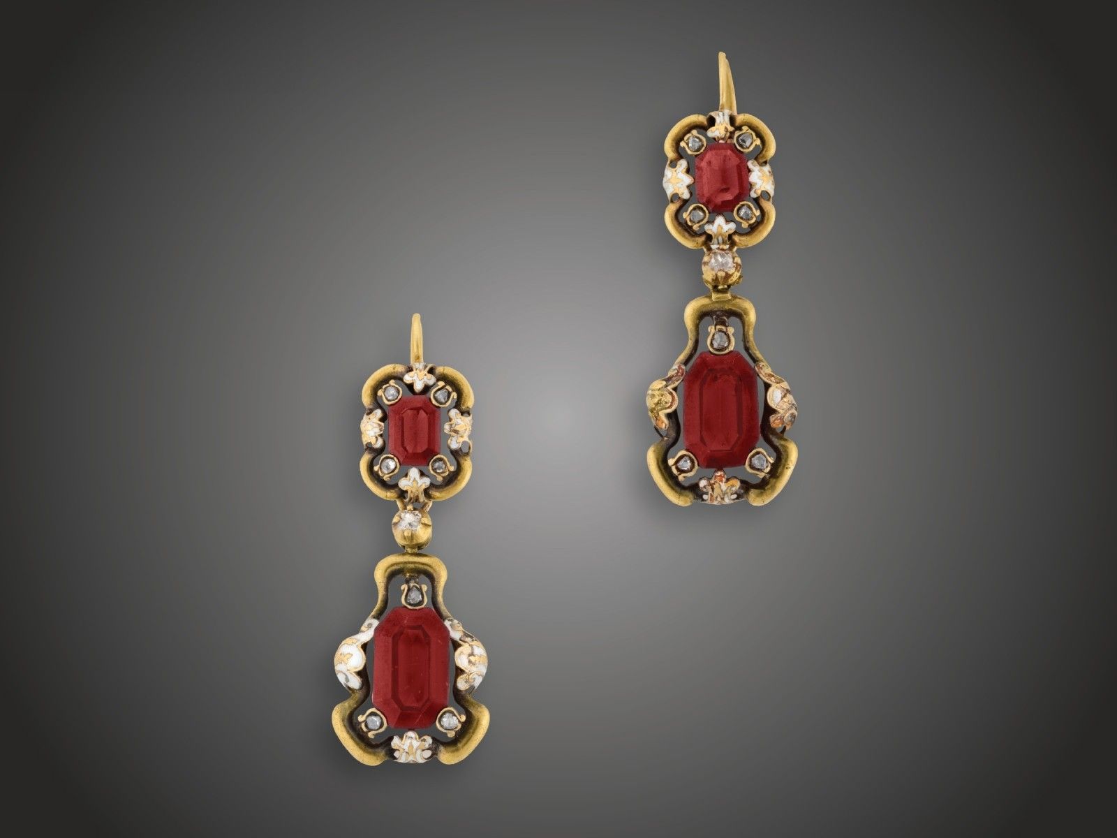 Fülbevaló, 585 au, almandin, 16 gyém. cca. 0,20 ct, 10,6 g