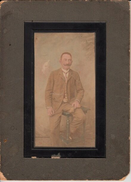 50-819 1900 Férfi egészalakos képe, szinezett, keményhátú fotó 25,5×19 cm