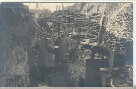50-394 cca 1915-18 Ételt osztó katonák, fotólap, 4,5x7,5 cm