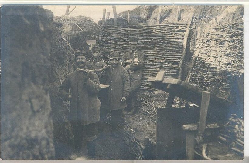 50-394 cca 1915-18 Ételt osztó katonák, fotólap, 4,5x7,5 cm