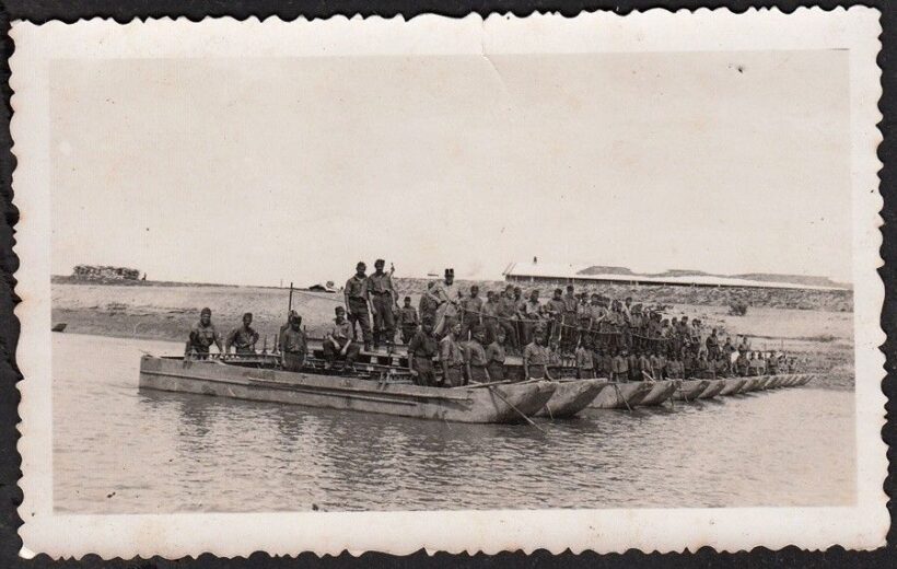 51-797 cca 1942 Magyar katonák pontom hídat építenek 11.5x7 cm