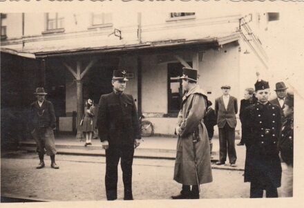 52-1102 cca 1940 Magyar vasutállomáson szolgálatott telejsítő rendőr, vasutas.