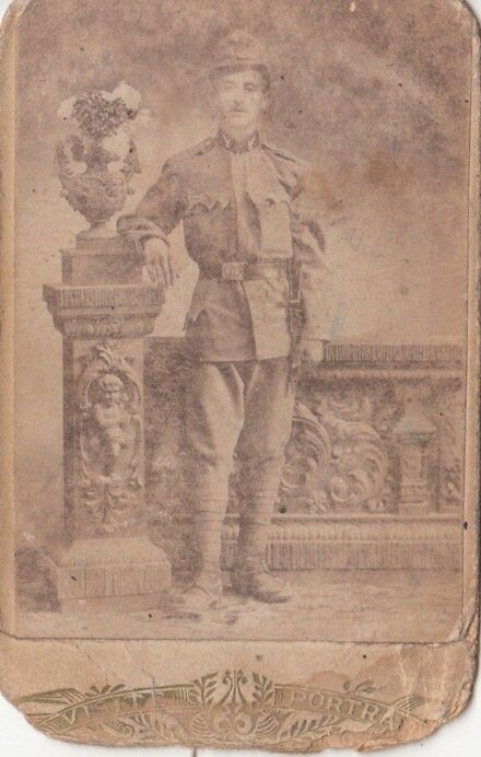 52-885 1916 I. Világháborús katona fotója, feliratozva " Ragusa, Dalmácia 1916. augusztus 16" sarka kissé sérült 9x14cm
