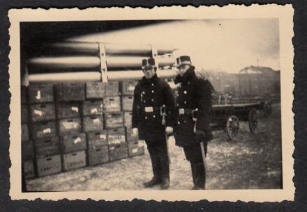 54-1281 cca 1940 Magyar rendőr, német kattona társaságában!