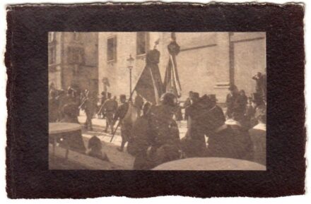 54-754 cca 1917 Kis alaku kép, katonai felvonulásról 8.5x5.5cm