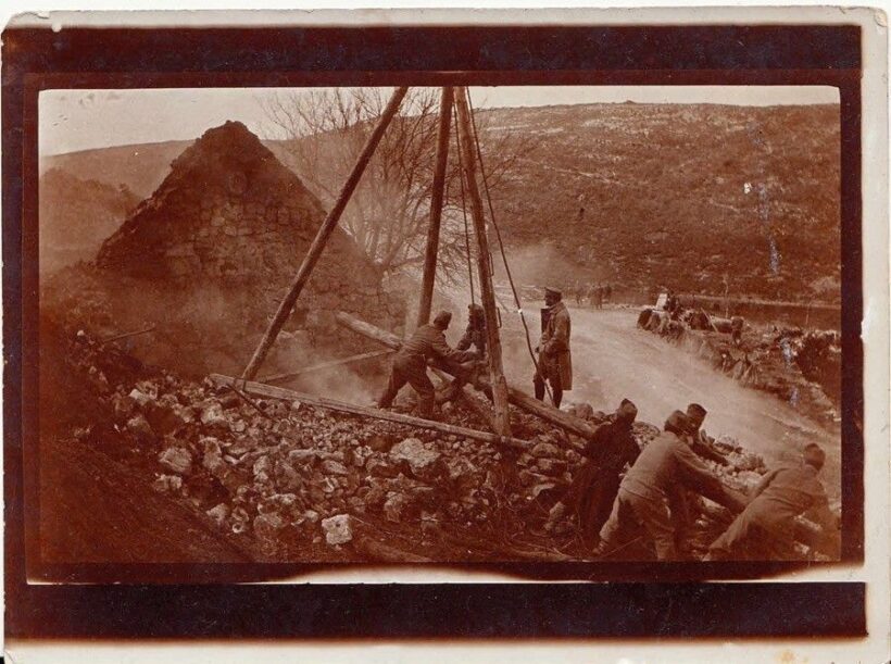 54-757 cca 1917 Katonák falat bontanak 12x9cm