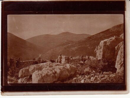 54-1661 cca 1917 Katonák falat épitenek 12x9cm