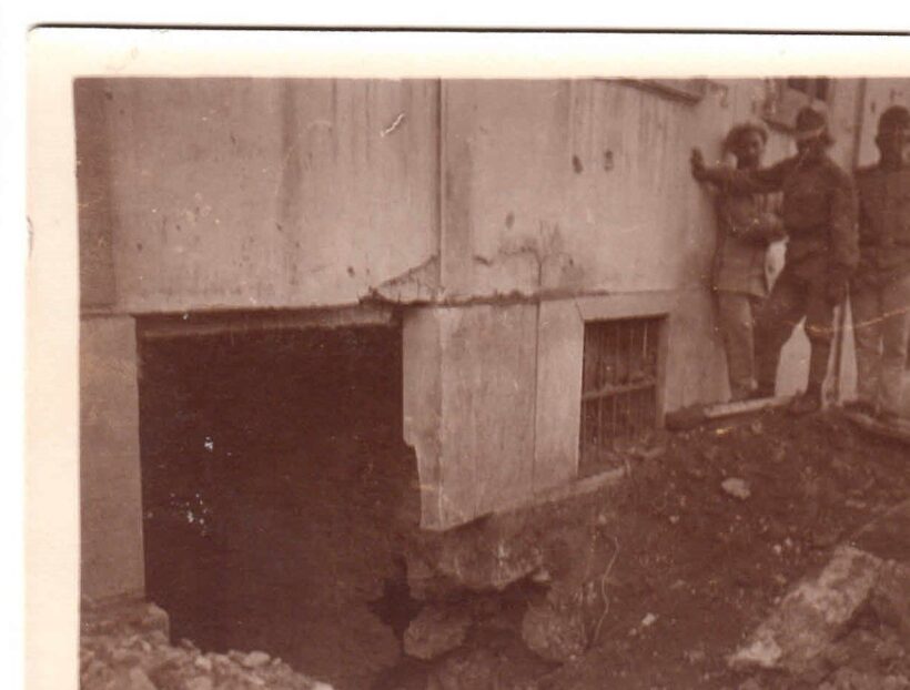 54-1640 cca 1917 Katonák lebombázott épületett tekintenek meg 12x9cm