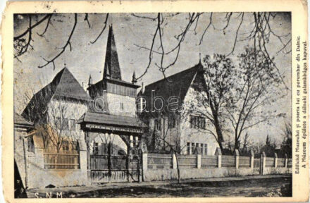 Sepsiszentgyörgy, Sfantu Gheorghe; Székely Nemzeti Múzeum a dálnoki galambbúgos kapu / National Museum with gate from Dalnic (EM)