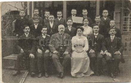 1911 Titel, Privrednik kadétok Jankovic M. Lázár biztos úrral és feleségével Julka asszonnyal / Privrednik cadets with the Commissioner, Lazar M. Jankovic and his wife, Mrs. Julka (fa)