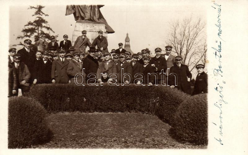 Budapest XIV. Városliget, Bartha Miklós szobor, fiú osztálykép csoportkép photo