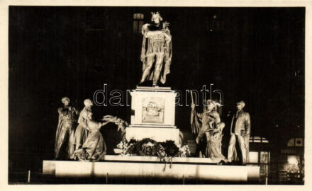 Budapest XI. Szent Imre szobor esti kivilágításban