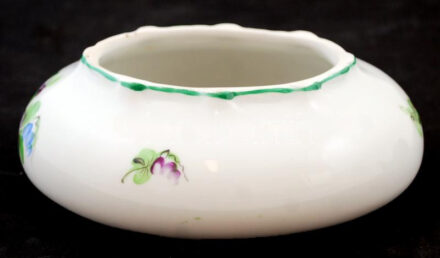 Porcelán ékszertartó, kézzel festett, 'Herend' jelzéssel, hibátlan, fedele hiányzik, m: 4,5 cm