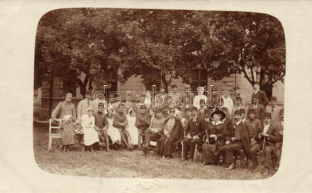 Group photo in a military hospital(?) with K.u.K. soldiers of various nationalities, Bosnians in great number, some civilians and nurses