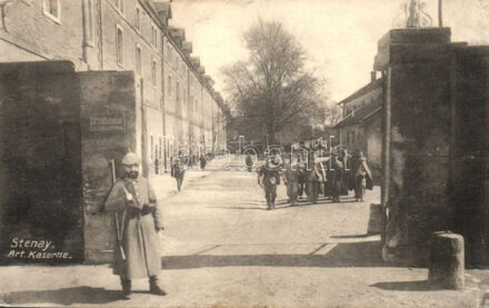 Stenay, Artillerie Kaserne / Artillery Barracks with German soldiers, fieldpost cancellation on backside (EK)