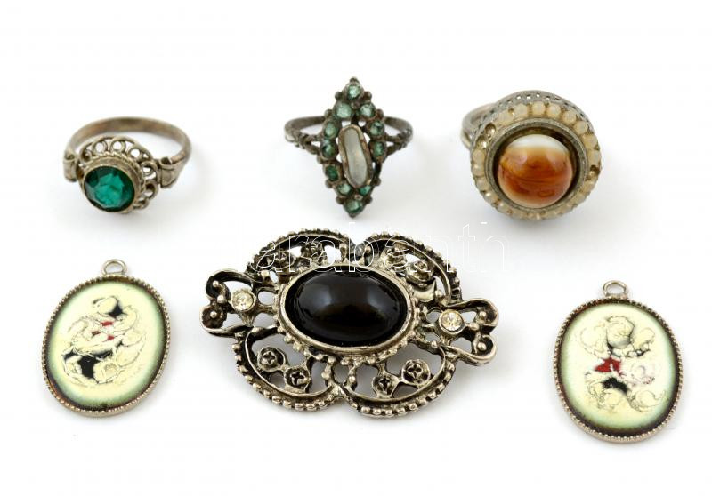 Bizsutétel: 3 db gyűrű, 2 db medál, egy kitüző, néhány hiányos, összesen:6 db