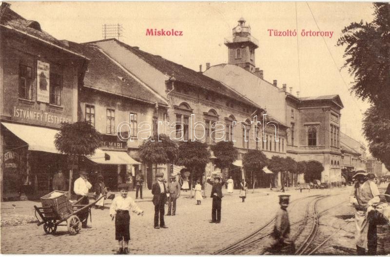 Miskolc, Miskolc tűzoltó őrtorony, Istvánffy Testvérek hangszerüzlete, férfi fatalicskával. W.L. (?) 788. (EK)
